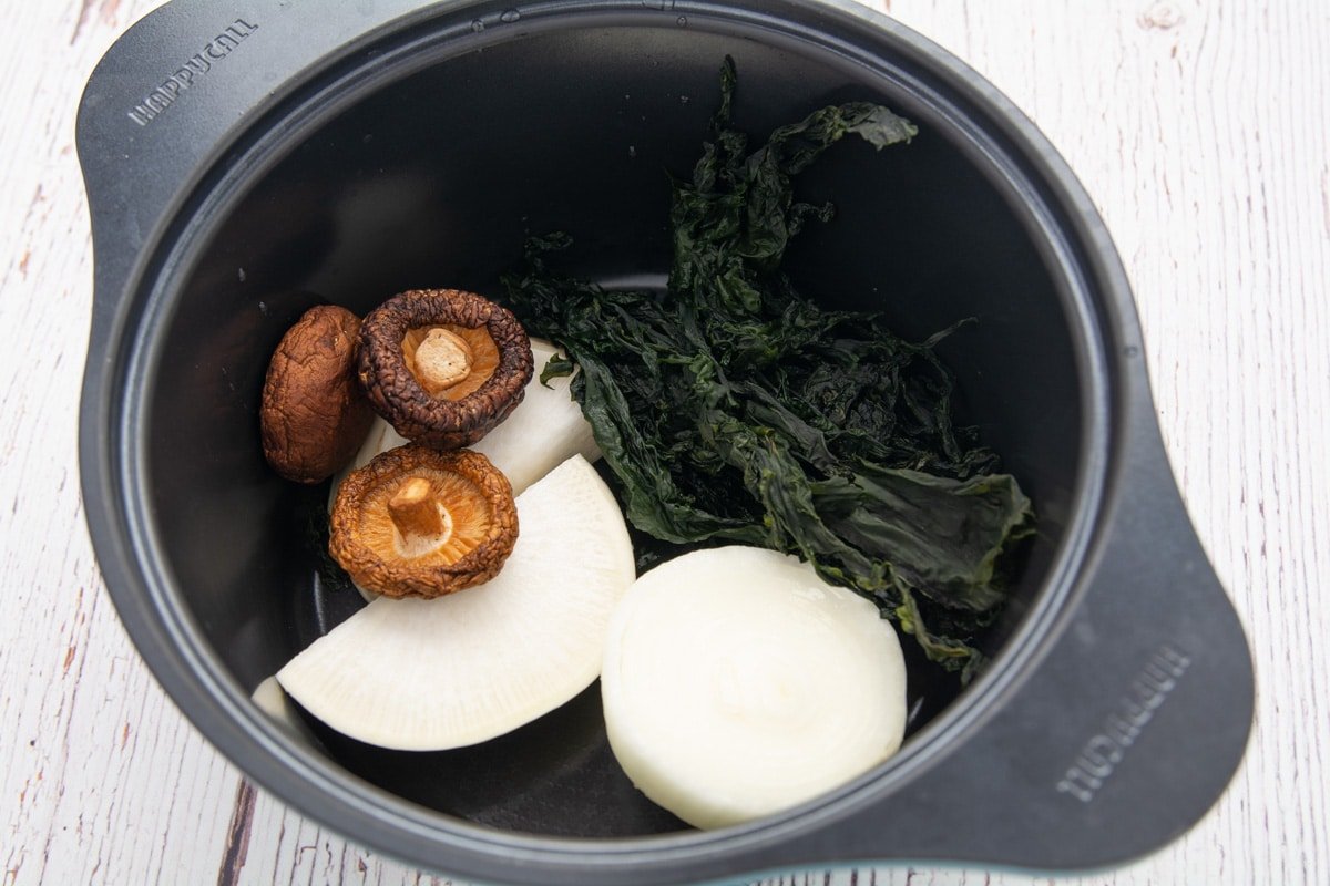 Washed seaweed, dried mushrooms and mu in a pot