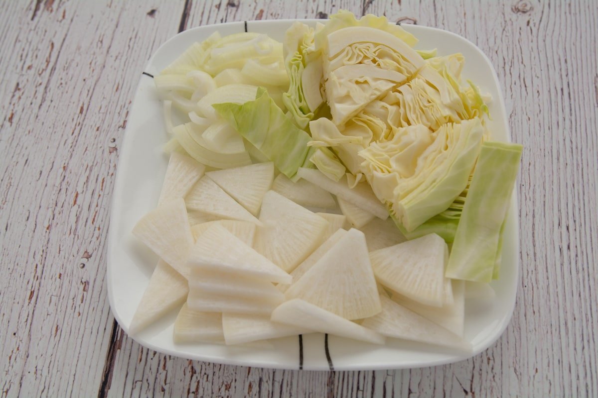 Cabbage, mu and onion on a plate