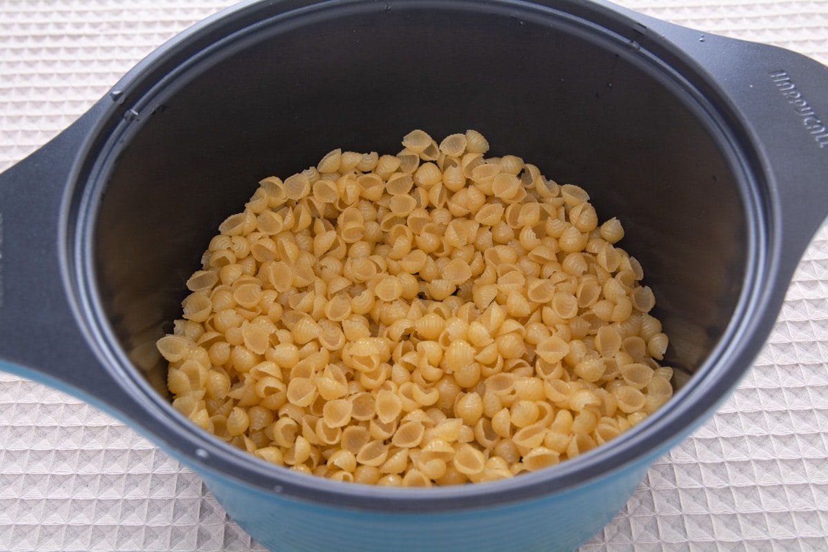 Pasta in a pot coated with oil.